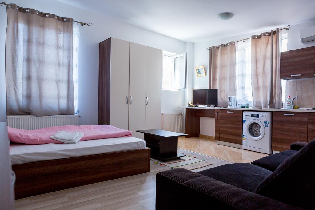 Appartement Garsoniere Dinu à Bucarest Extérieur photo